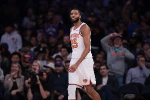 看着都疼!米卡尔·布里奇斯防守被肘翻 裁判回看后没升级